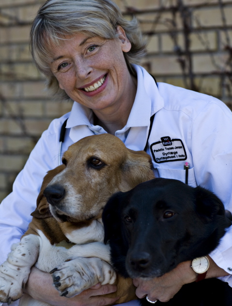 Dyrlæge Paulette Topsøe-Jensen med sine hunde